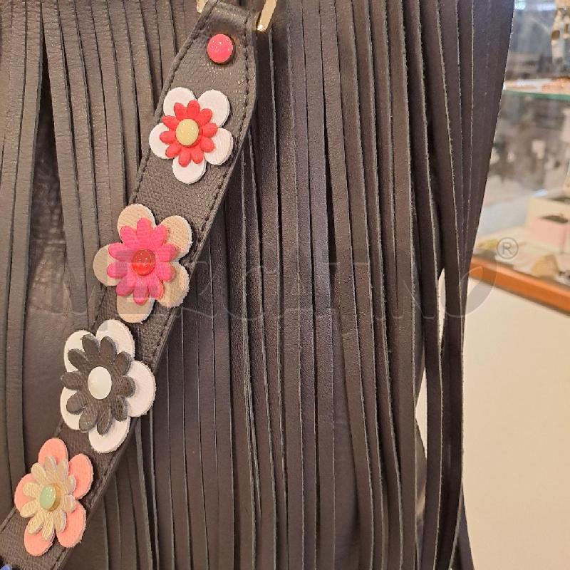 BORSA DONNA PELLE NERA FRANGE TRACOLLA FIORI | Mercatino dell'Usato Bologna 2