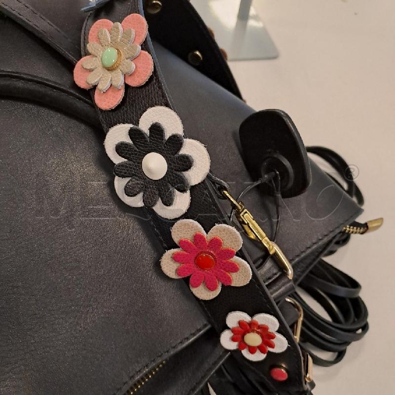 BORSA DONNA PELLE NERA FRANGE TRACOLLA FIORI | Mercatino dell'Usato Bologna 5