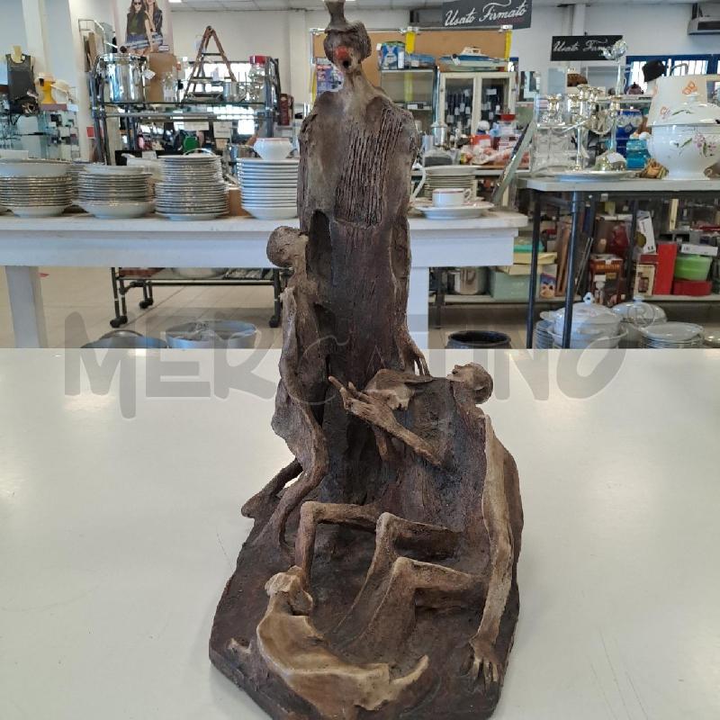 SCULTURA PAGLIACCIO CON FIGURE SCHELETRICHE | Mercatino dell'Usato Bologna 1