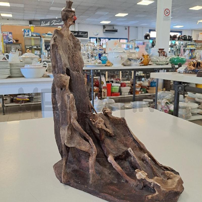 SCULTURA PAGLIACCIO CON FIGURE SCHELETRICHE | Mercatino dell'Usato Bologna 3