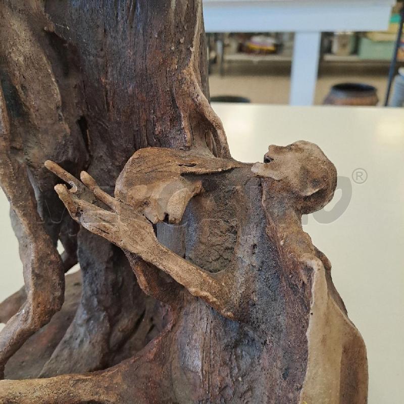 SCULTURA PAGLIACCIO CON FIGURE SCHELETRICHE | Mercatino dell'Usato Bologna 4