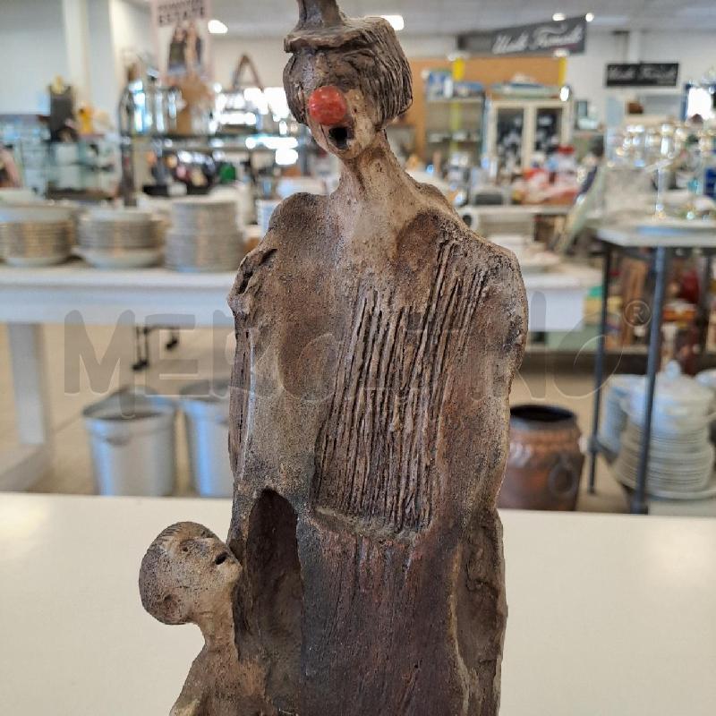 SCULTURA PAGLIACCIO CON FIGURE SCHELETRICHE | Mercatino dell'Usato Bologna 5