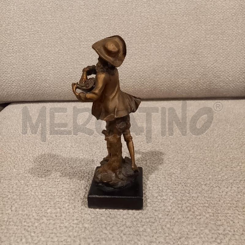 STATUINA UOMO CON CESTO  | Mercatino dell'Usato Bologna 2