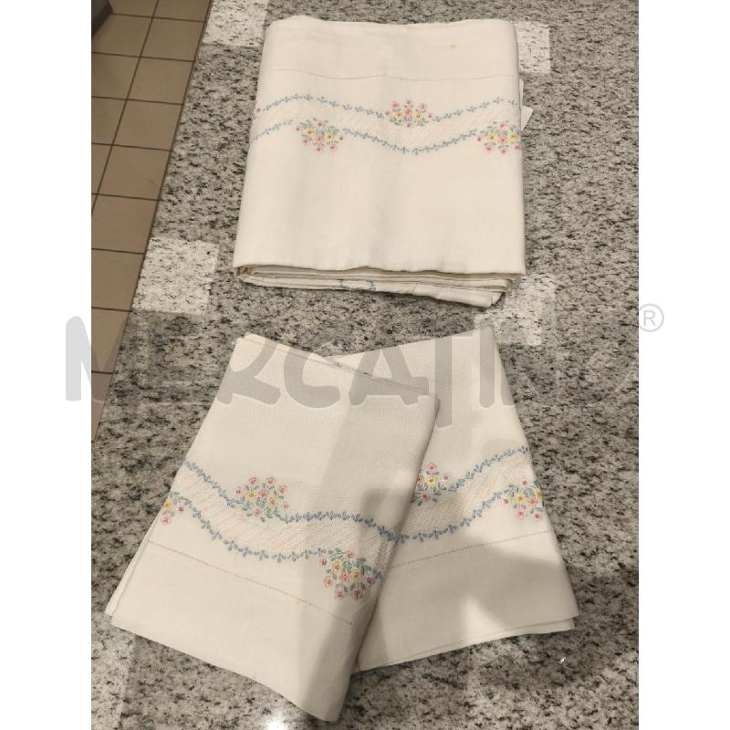 LENZUOLO MATRIMONIALE PANNA + 2FED. FOGLIOLINE INDACO E FIORELLINI COLORATI | Mercatino dell'Usato Campobasso 1