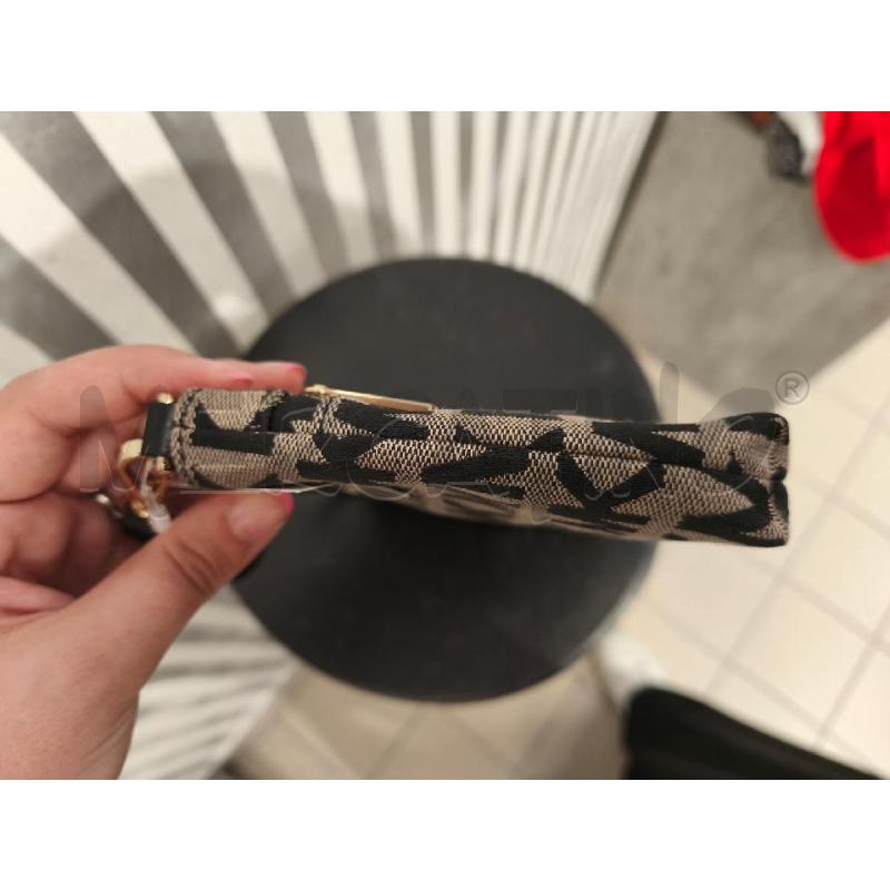 POCHETTE MICHAEL KORS BEIGE NUOVA INIZIALI MK NERE | Mercatino dell'Usato Campobasso 4