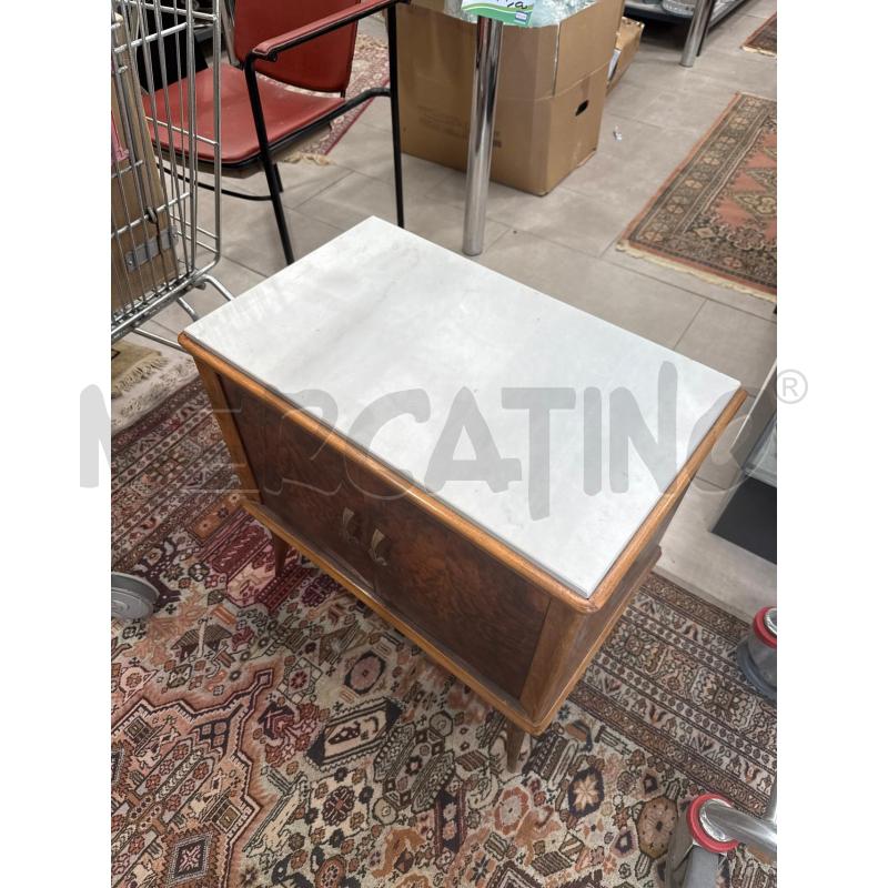 COMODINO LEGNO 4 PIEDI PIANO MARMO BIANCO | Mercatino dell'Usato San giovanni teatino 2