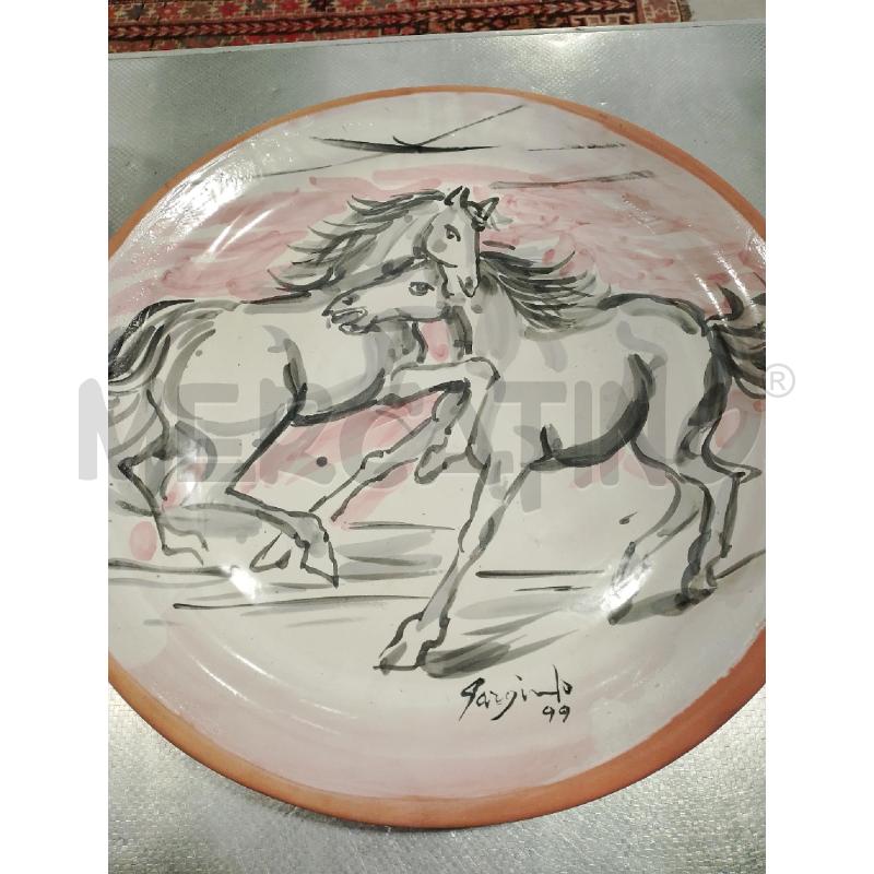 PIATTO TERRACOTTA CAVALLI FONDO ROSA 43CM | Mercatino dell'Usato San giovanni teatino 1
