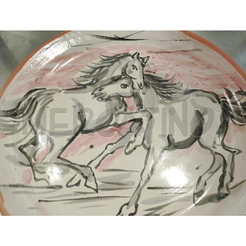PIATTO TERRACOTTA CAVALLI FONDO ROSA 43CM | Mercatino dell'Usato San giovanni teatino 3