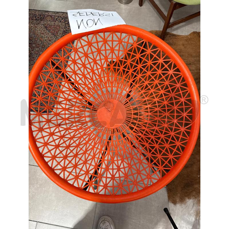POLTRONCINA DA GIARDINO ANNI 60 ARANCIO E NERA  | Mercatino dell'Usato San giovanni teatino 2