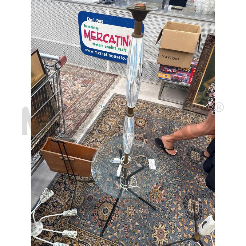 TAVOLINO + LAMPADA DA TAVOLO CERAMICA BIANCA AZZURRA | Mercatino dell'Usato San giovanni teatino 1