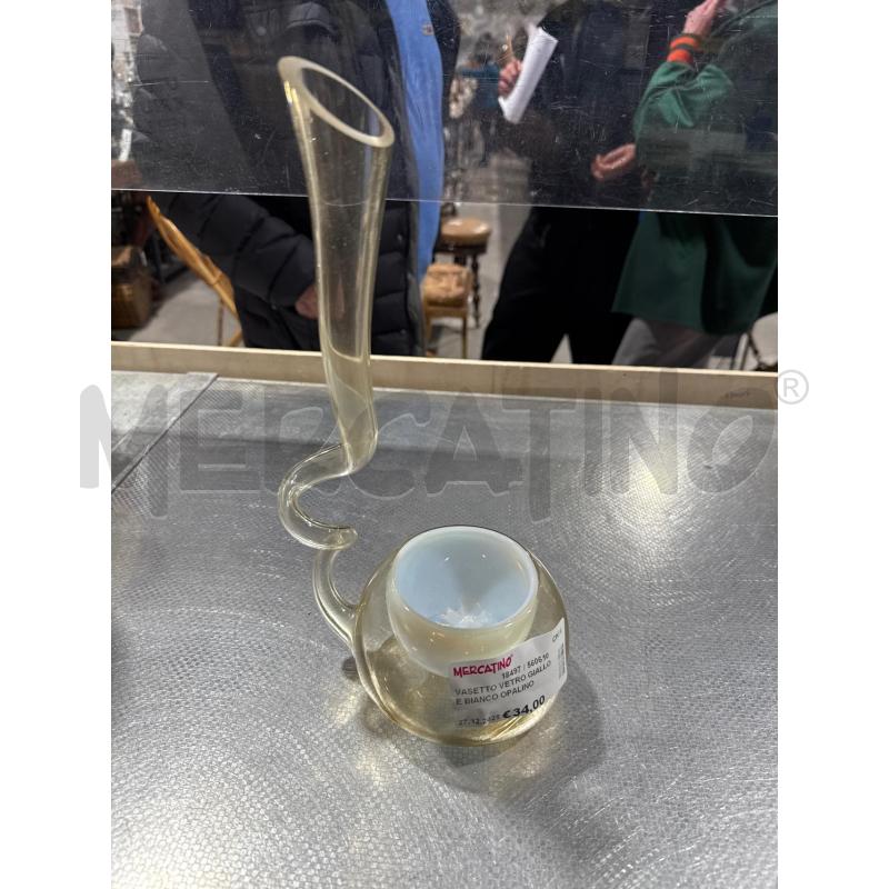 VASETTO VETRO GIALLO E BIANCO OPALINO | Mercatino dell'Usato San giovanni teatino 1