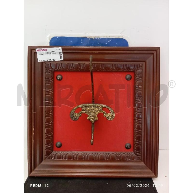 QUADRO APPENDI ABITI | Mercatino dell'Usato Catania stazione centrale 2