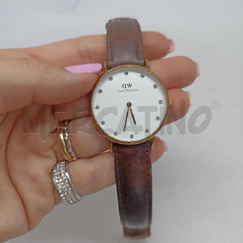 OROLOGIO DONNA DANIEL WELLINTON CASSA COLOR ORO ROS CINTURINO PELLE MARRONE CON SEGNI DI USURA | Mercatino dell'Usato Lamezia terme 1