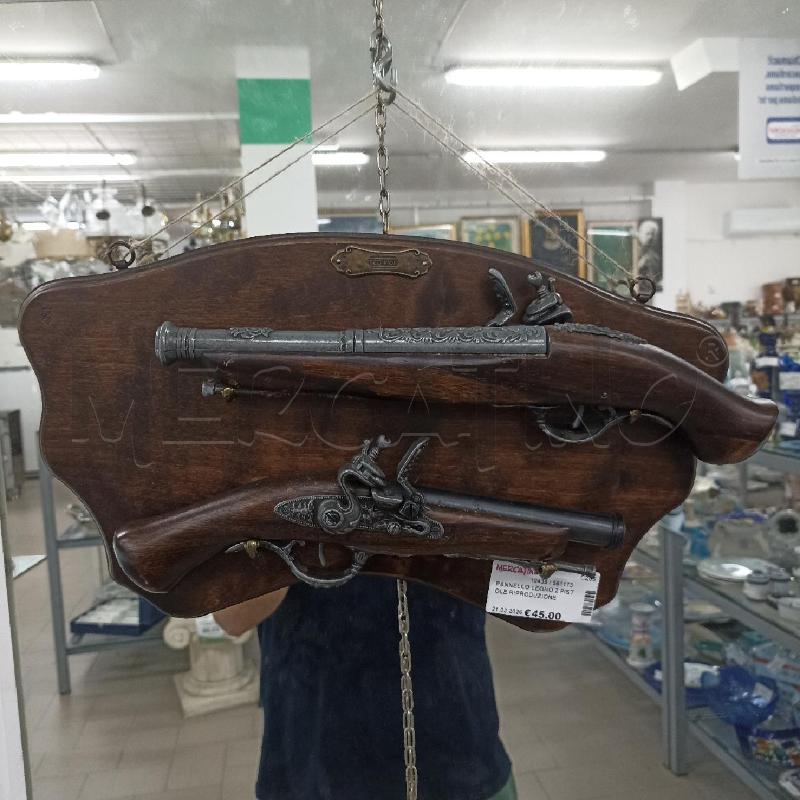 PANNELLO LEGNO 2 PISTOLE RIPRODUZIONE STORICA | Mercatino dell'Usato Lamezia terme 1