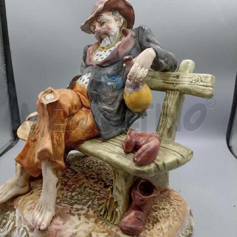 STATUINA PORCELLANA CAPODIMONTE RAFFIGURANTE UOMO SU PANCHINA | Mercatino dell'Usato Lamezia terme 3