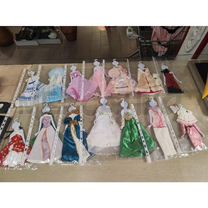 ABITI BARBIE DA COLLEZIONE 14 PZ DEL MONDO | Mercatino dell'Usato Vinci - fraz. sovigliana 1