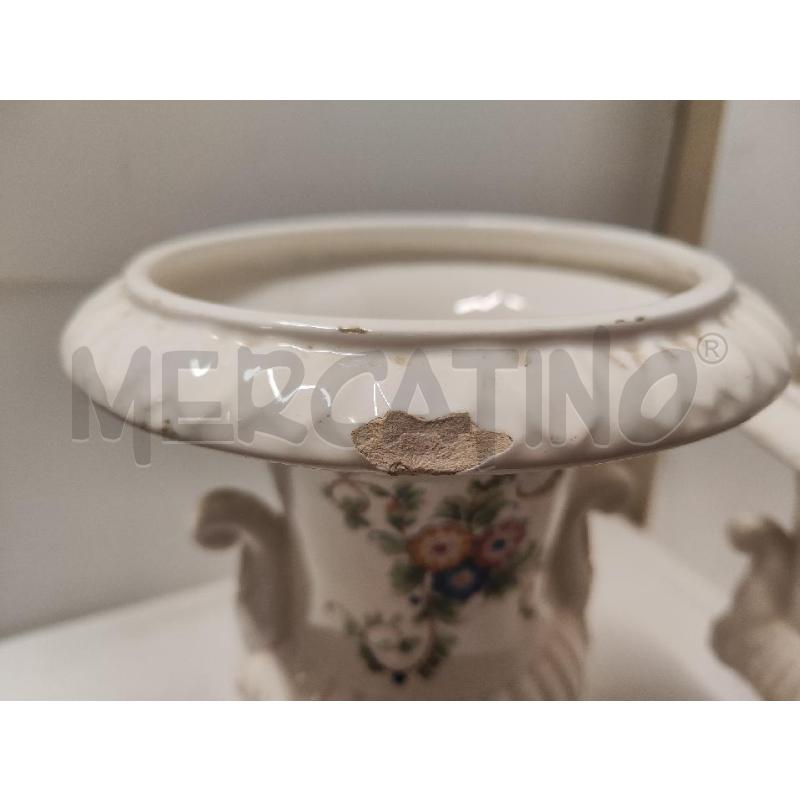 ALZATE 2 PZ CERAMICA CAPODIMONTE FIORELLINI H.24 H.26 | Mercatino dell'Usato Vinci - fraz. sovigliana 2