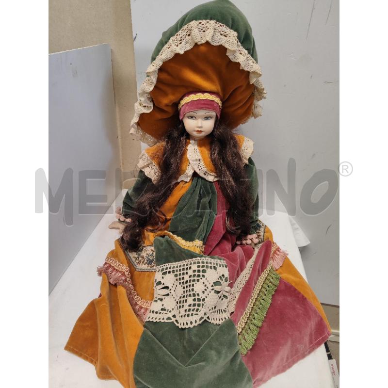BAMBOLA PORCELLANA ABITO VELLUTO VERDE ARANCIO | Mercatino dell'Usato Vinci - fraz. sovigliana 1