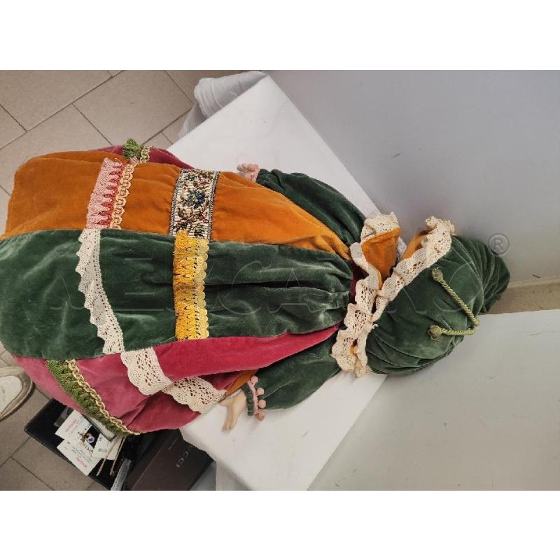 BAMBOLA PORCELLANA ABITO VELLUTO VERDE ARANCIO | Mercatino dell'Usato Vinci - fraz. sovigliana 4