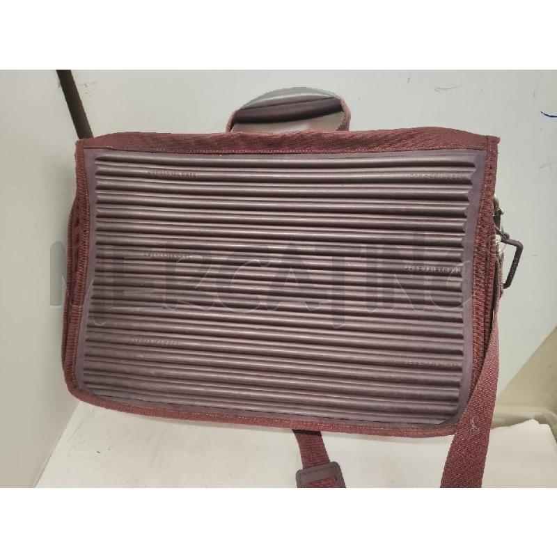 BORSA DONNA MANDARINA DUCK TESSUTO BORDEAUX INSERTI GOMMATI | Mercatino dell'Usato Vinci - fraz. sovigliana 5