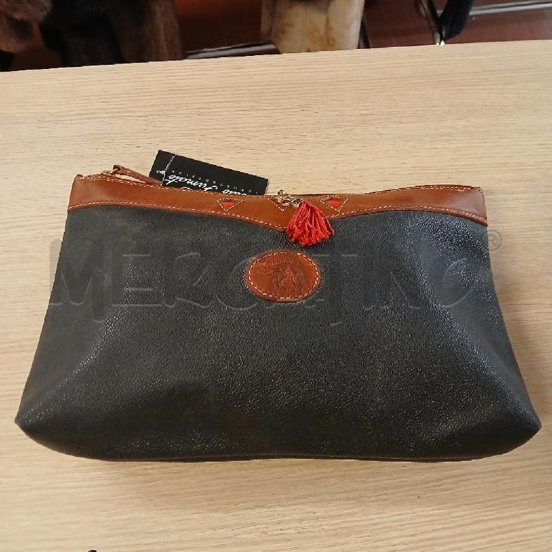 BORSETTA DONNA GHIBLI PELLE BLU PATTA CHIUSURA VITE DORATA | Mercatino dell'Usato Vinci - fraz. sovigliana 1