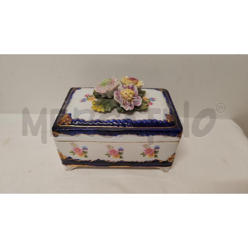 COFANETTO RETT. CERAMICA CAPODIMONTE BORDO BLU FIORELLINI | Mercatino dell'Usato Vinci - fraz. sovigliana 1
