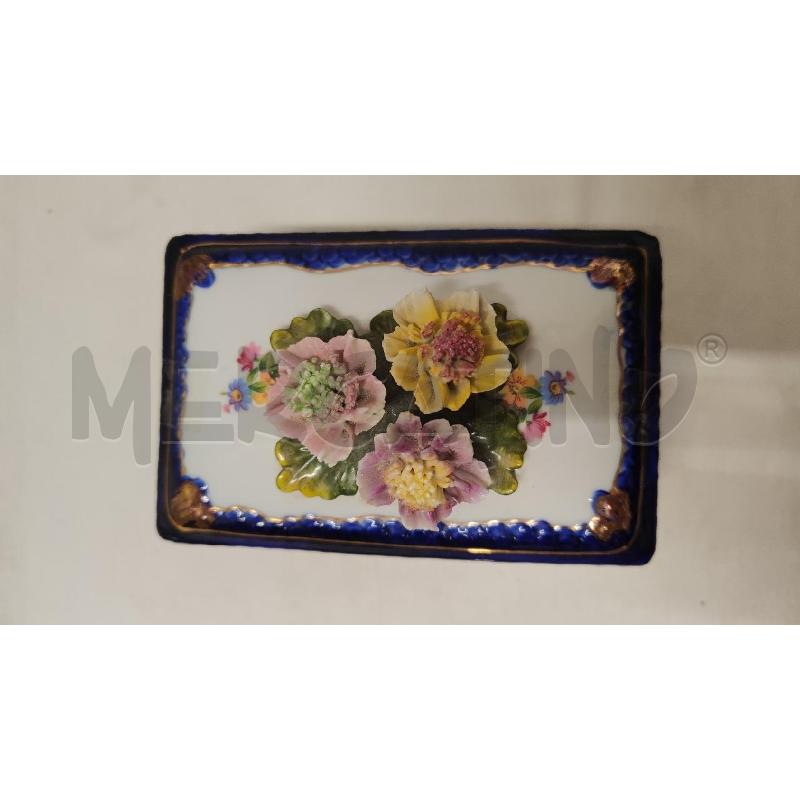 COFANETTO RETT. CERAMICA CAPODIMONTE BORDO BLU FIORELLINI | Mercatino dell'Usato Vinci - fraz. sovigliana 2