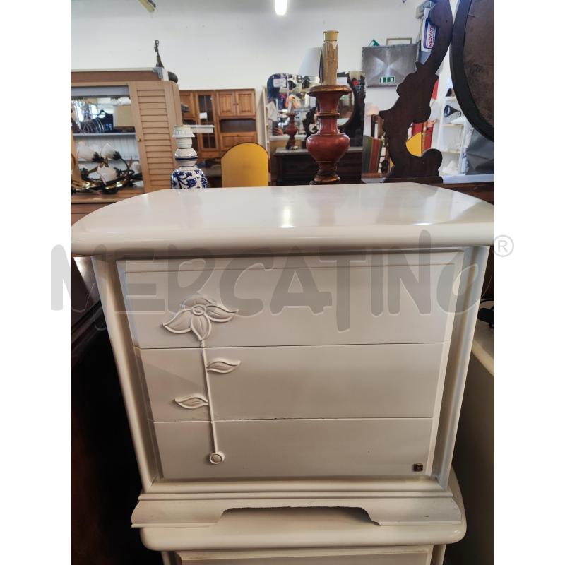 COMODINO LACCATO PANNA 3 CASSETTI MOTIVO FIORI | Mercatino dell'Usato Vinci - fraz. sovigliana 1