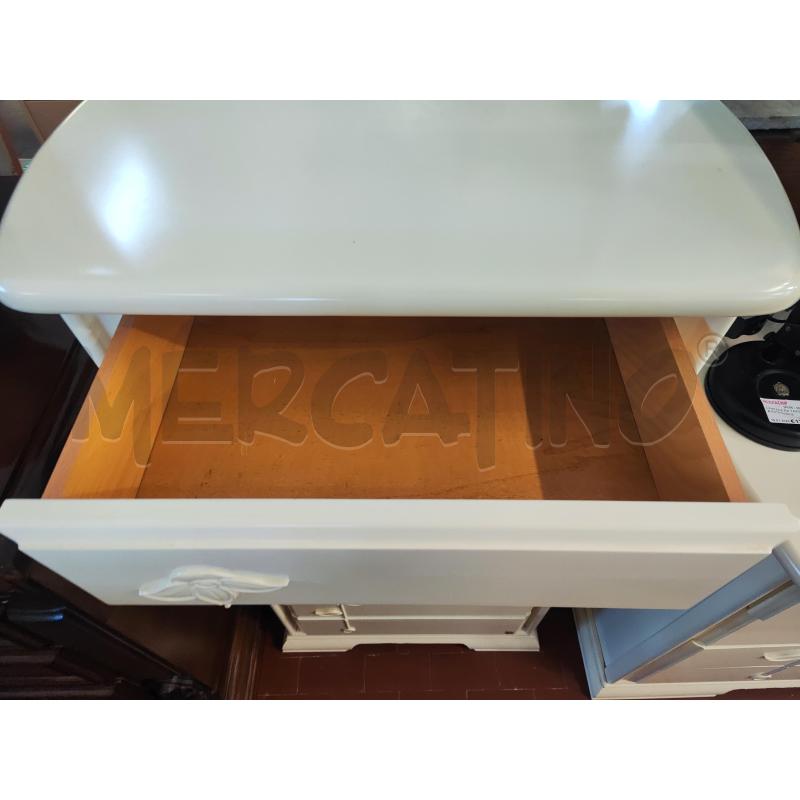 COMODINO LACCATO PANNA 3 CASSETTI MOTIVO FIORI | Mercatino dell'Usato Vinci - fraz. sovigliana 2