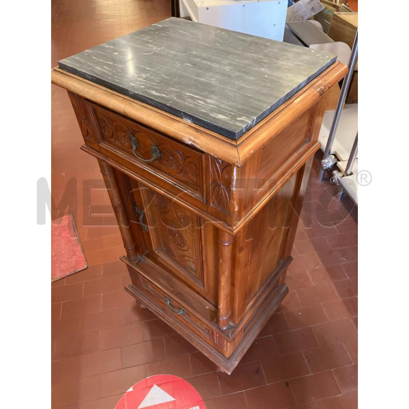 COMODINO LEGNO CON COLONNE PIANO MARMO GRIGIO | Mercatino dell'Usato Vinci - fraz. sovigliana 2