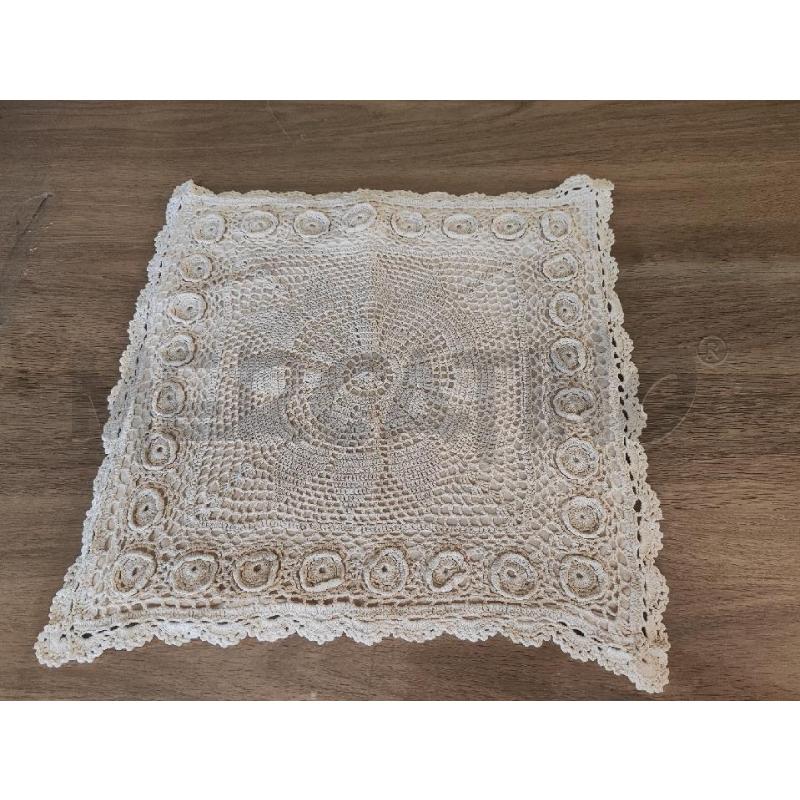 COPRI CUSCINO UNCINETTO BEIGE FATTO A MANO | Mercatino dell'Usato Vinci - fraz. sovigliana 1