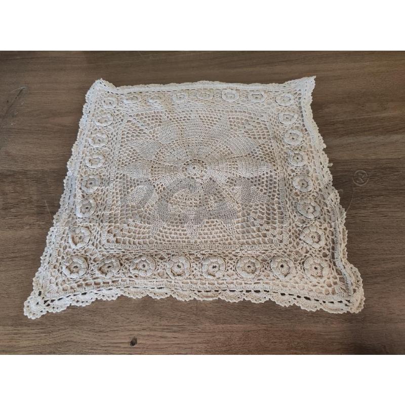 COPRI CUSCINO UNCINETTO BEIGE FATTO A MANO | Mercatino dell'Usato Vinci - fraz. sovigliana 1