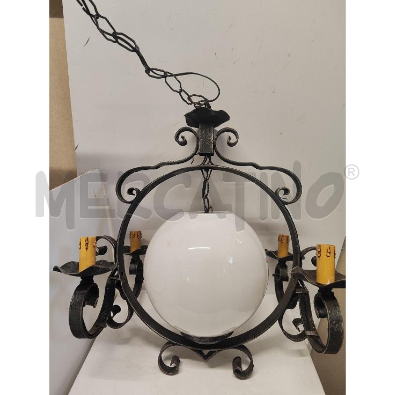 LAMPADARIO 5 LUCI FERRO BATTUTO PALLA VETRO BIANCA  | Mercatino dell'Usato Vinci - fraz. sovigliana 1
