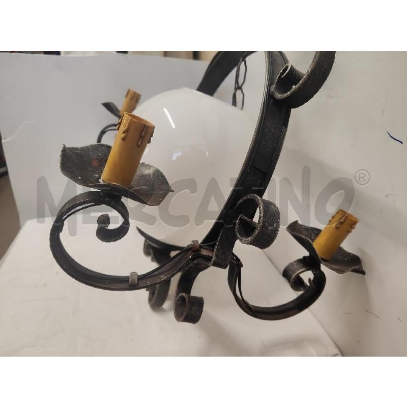 LAMPADARIO 5 LUCI FERRO BATTUTO PALLA VETRO BIANCA  | Mercatino dell'Usato Vinci - fraz. sovigliana 3