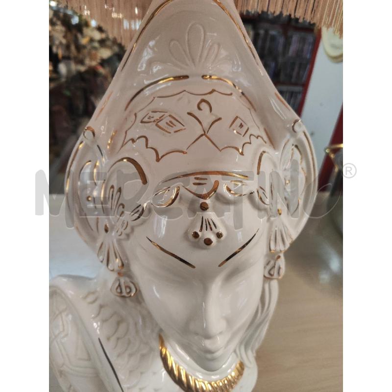 LAMPADA DA TAVOLO BASE DONNA BIANCA ORO | Mercatino dell'Usato Vinci - fraz. sovigliana 2