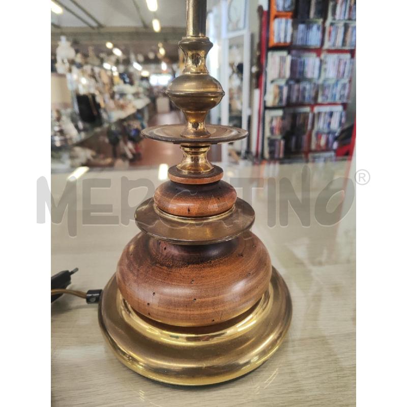LAMPADA DA TAVOLO BASE LEGNO E METALLO DORATO CAPPELLO FRANGE | Mercatino dell'Usato Vinci - fraz. sovigliana 2