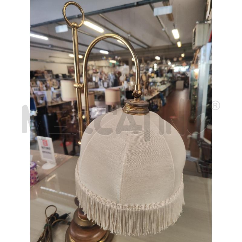 LAMPADA DA TAVOLO BASE LEGNO E METALLO DORATO CAPPELLO FRANGE | Mercatino dell'Usato Vinci - fraz. sovigliana 3