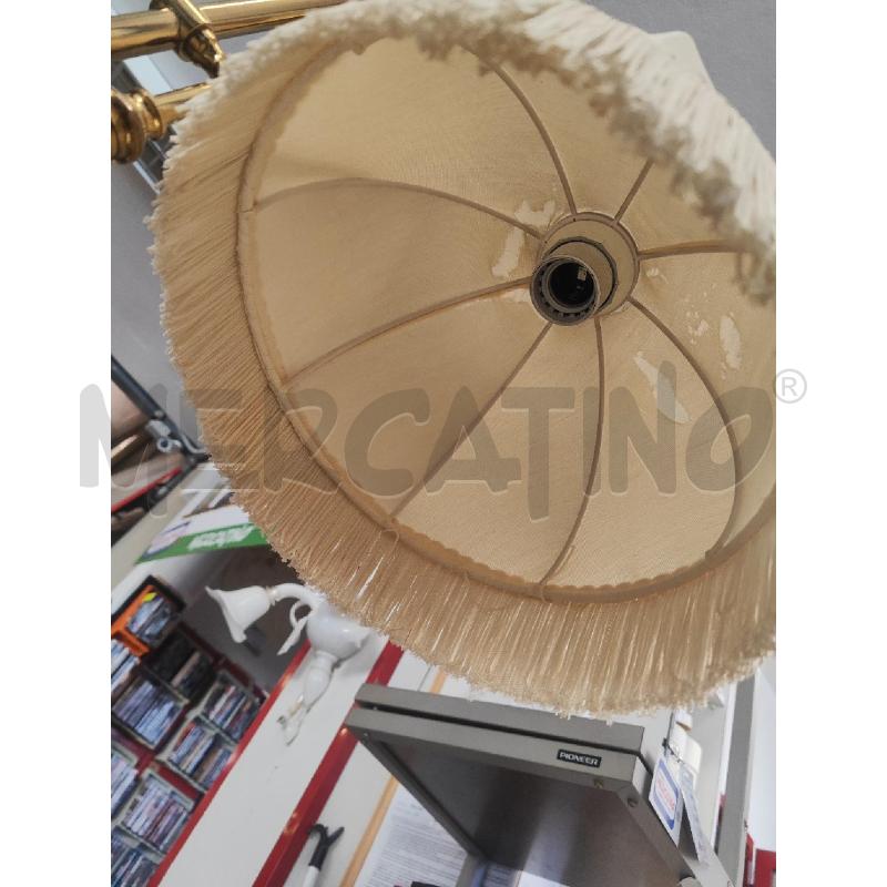 LAMPADA DA TAVOLO BASE LEGNO E METALLO DORATO CAPPELLO FRANGE | Mercatino dell'Usato Vinci - fraz. sovigliana 4