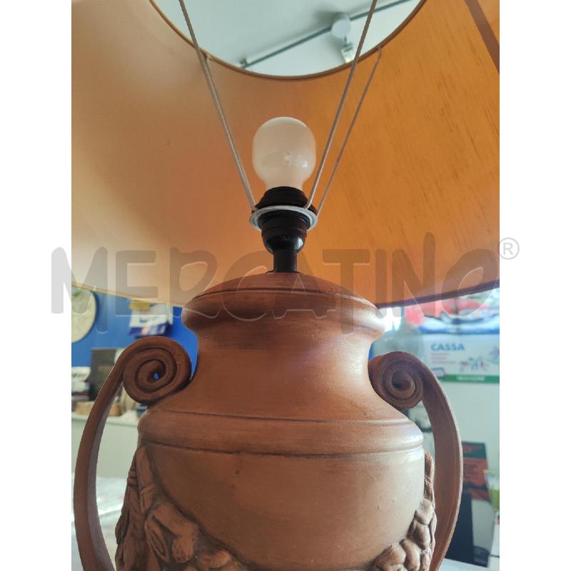 LAMPADA DA TAVOLO BASE TERRACOTTA CON DRAPPO 2 MANICI | Mercatino dell'Usato Vinci - fraz. sovigliana 3