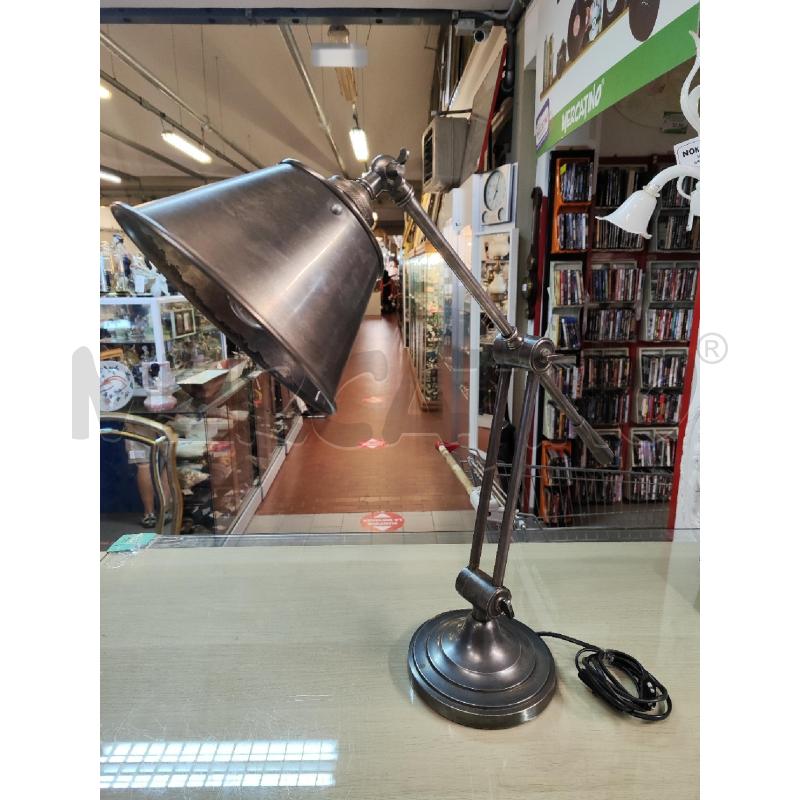 LAMPADA DA TAVOLO CON BRACCIO METALLO GRIGIA | Mercatino dell'Usato Vinci - fraz. sovigliana 1