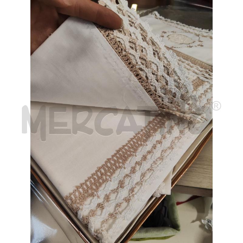 LENZUOLO MATRIMONIALE COMPLETO SOPRA+SOTTO+ 2 FEDERE BIANCO RICAMATO BEIGE IN SCATOLA NUOVO | Mercatino dell'Usato Vinci - fraz. sovigliana 2
