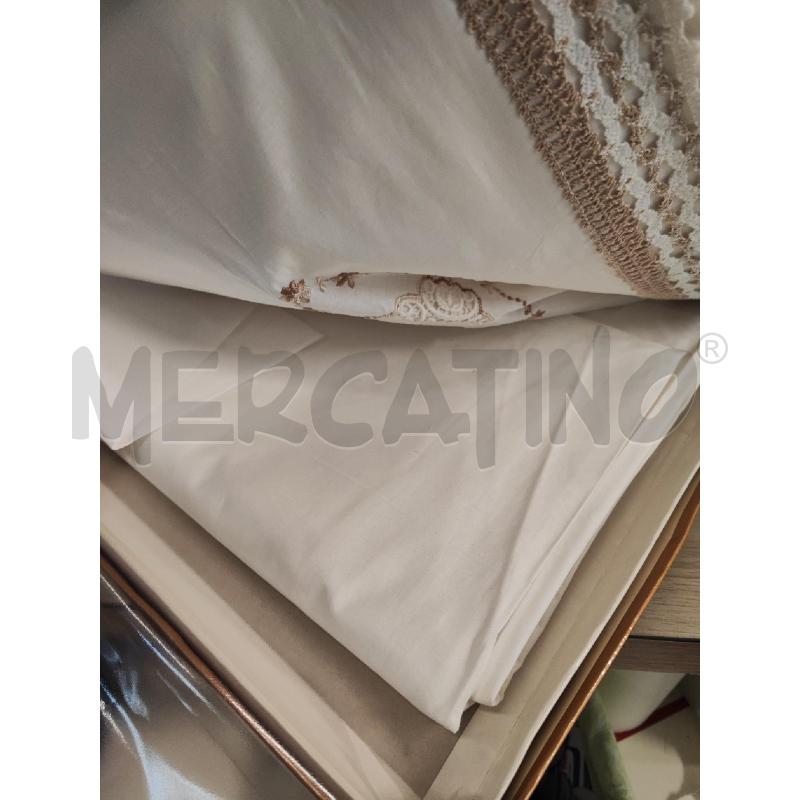 LENZUOLO MATRIMONIALE COMPLETO SOPRA+SOTTO+ 2 FEDERE BIANCO RICAMATO BEIGE IN SCATOLA NUOVO | Mercatino dell'Usato Vinci - fraz. sovigliana 3