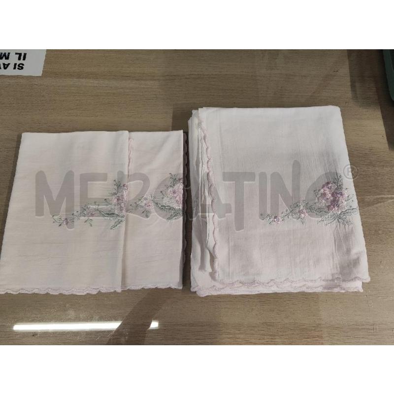 LENZUOLO MATRIMONIALE + 2 FEDERE BIANCO RICAMO FIORI ROSA | Mercatino dell'Usato Vinci - fraz. sovigliana 1