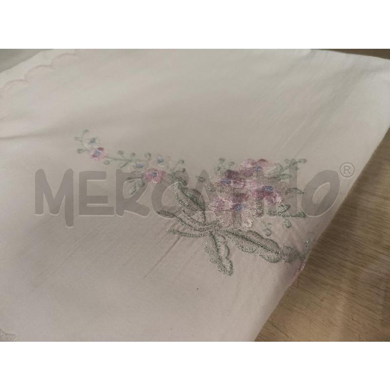 LENZUOLO MATRIMONIALE + 2 FEDERE BIANCO RICAMO FIORI ROSA | Mercatino dell'Usato Vinci - fraz. sovigliana 2