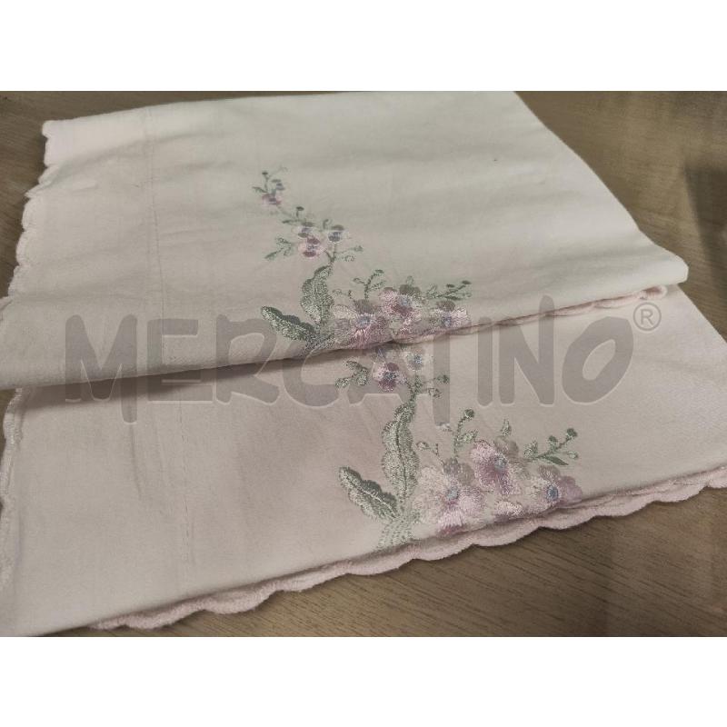 LENZUOLO MATRIMONIALE + 2 FEDERE BIANCO RICAMO FIORI ROSA | Mercatino dell'Usato Vinci - fraz. sovigliana 3