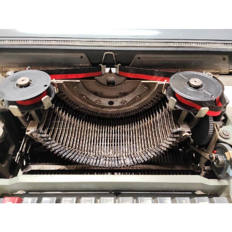 MACCHINA DA SCRIVERE OLIVETTI 82 METALLO | Mercatino dell'Usato Vinci - fraz. sovigliana 2