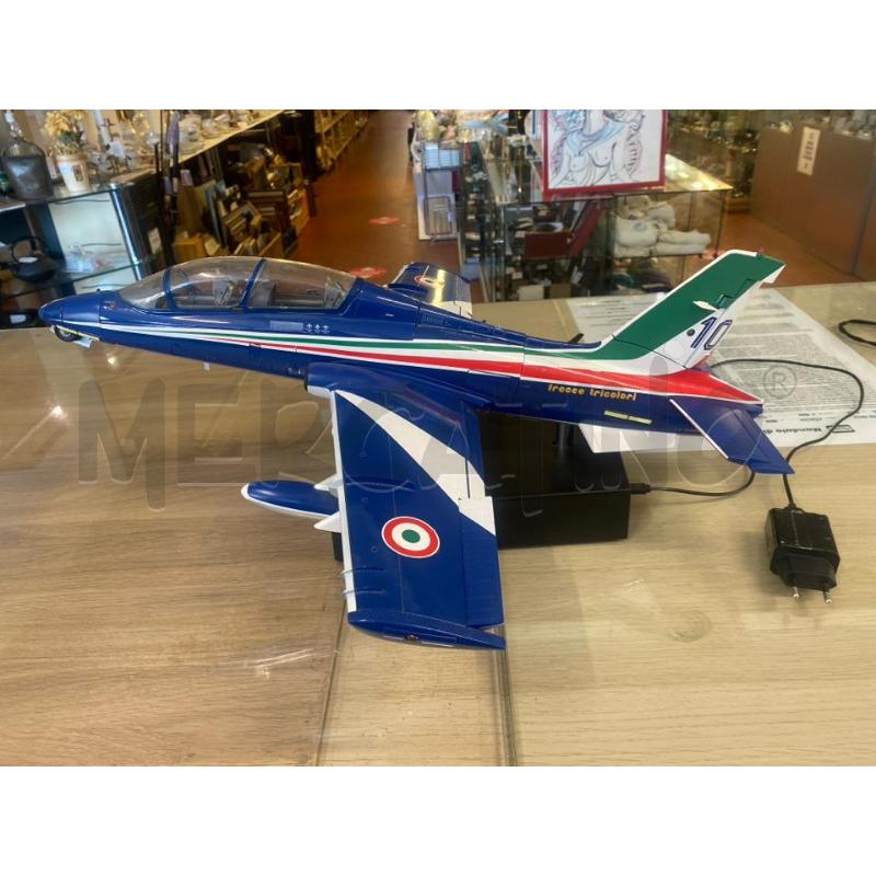 MODELLINO AEREOPLANO AERMACCHI MB339 PAN DELLE FRECCE TRICOLORI + TELECOMANDO E BASE | Mercatino dell'Usato Vinci - fraz. sovigliana 1