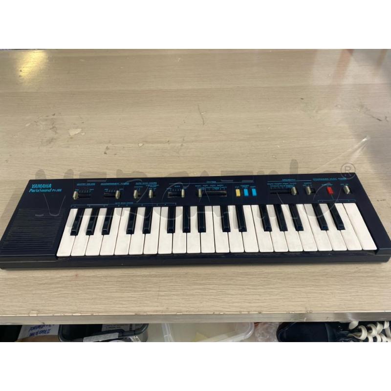 PIANOLA YAMAHA PORTA SOUND PS-200 | Mercatino dell'Usato Vinci - fraz. sovigliana 1