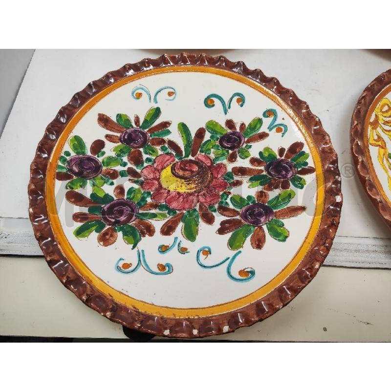 PIATTI PZ. 4 TERRACOTTA INCISI 32CM  BORDO SMERLATO | Mercatino dell'Usato Vinci - fraz. sovigliana 2