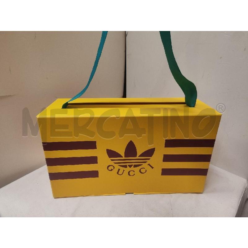 SCATOLA REGALO GUCCI GIALLA RIGHE BORDEAUX 37X21 | Mercatino dell'Usato Vinci - fraz. sovigliana 1